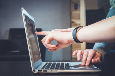 finger point ac screen to understand campaigns vs ad group
